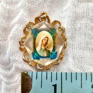 Vintage 1950-60s Catholic Holy Mary Pendent